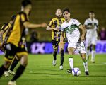 Coelho arranca empate fora de casa e se mantem no G4.