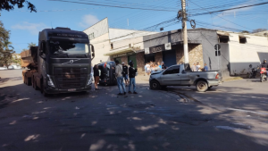 Divin&oacute;polis: acidente entre carro e carreta &eacute; registrado no bairro Porto Velho