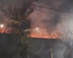 Vídeo: Incêndio atinge área externa de escola em Divinópolis