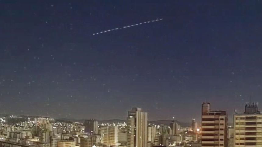 Meteoro risca o céu de Divinópolis na madrugada de segunda (12)