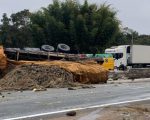 Motorista morre após acidente entre dois caminhões na Fernão Dias