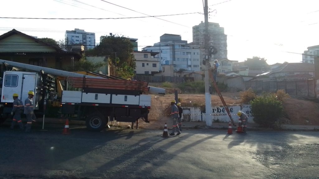 Rua S&atilde;o Sebasti&atilde;o, em Divin&oacute;polis, est&aacute; interditada para obras da CEMIG