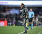Será que Milito é técnico de Copas e não de Campeonato?