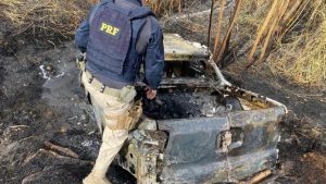 Ve&iacute;culo furtado na Grande BH pega fogo com 225 kg de maconha no interior de MG