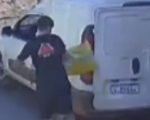 Vídeo: Entregador se irrita após comprador não atender e bate produto em carro na Grande BH