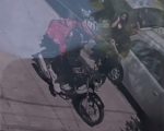 Vídeo: Ladrão em moto furta celular da mão de funcionária de loja em BH