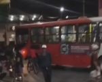 Vídeo: Motociclista morre após ser atropelado por ônibus na Grande BH
