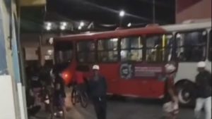 Vídeo: Motociclista morre após ser atropelado por ônibus na Grande BH
