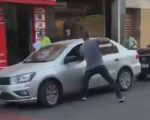 Vídeo: Motorista de app agride idoso por vaga de estacionamento em Minas