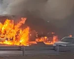Vídeo: Ônibus pega fogo durante horário de pico na Grande BH
