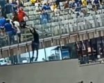 Vídeo: Torcedor em fuga da PM pula de setor superior do Mineirão e atinge cruzeirense