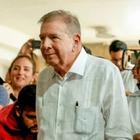 Edmundo Gonz&aacute;lez deixa a Venezuela e recebe asilo na Espanha