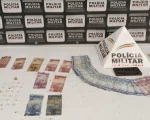 Divinópolis: PM prende acusado de tráfico de drogas escondido dentro de córrego e outro debaixo de cama