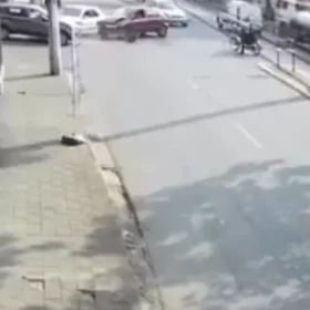 Divinópolis: Câmera de segurança flagra colisão entre carros na av. JK