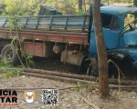 Itapecerica: Pneu estoura e motorista perde controle da direção de caminhão; 3 ficam feridos