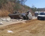 Pará de Minas: Duas pessoas ficam feridas em acidente com carretas na BR-262