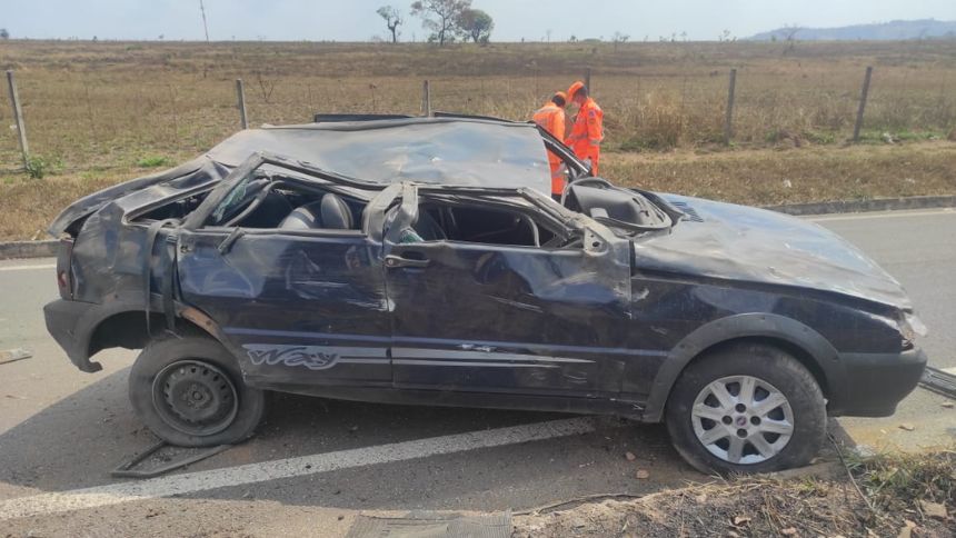 Carro capota e motorista fica ferido na MG-050, em Divin&oacute;polis