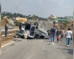 Veículo capota após colidir com carreta próximo ao anel rodoviário, em Divinópolis