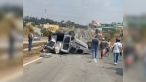 Veículo capota após colidir com carreta próximo ao anel rodoviário, em Divinópolis