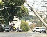 Carro bate em poste e deixa uma pessoa ferida em Divinópolis