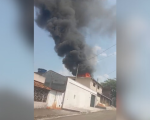 Casa é tomada pelas chamas no bairro Santa Cruz, em Ermida