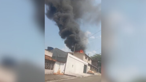 Casa é tomada pelas chamas no bairro Santa Cruz, em Ermida