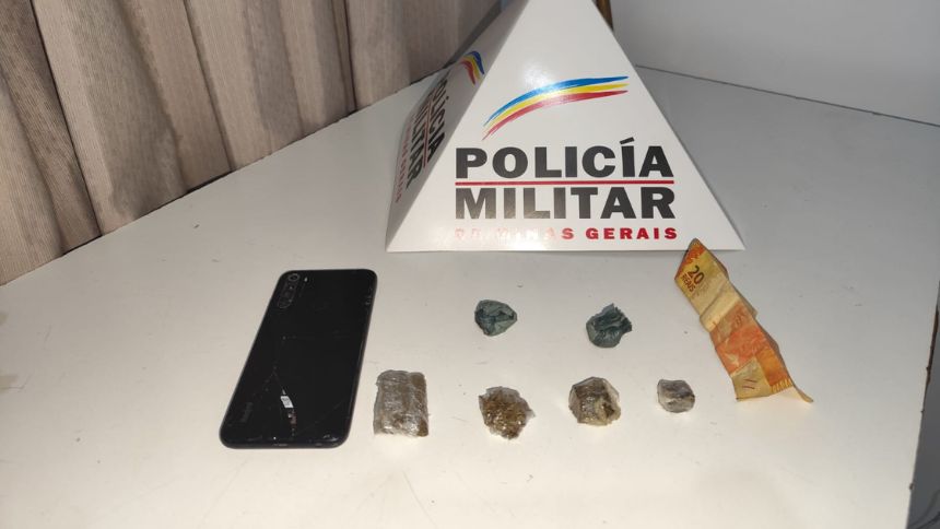 PM flagra traficante 'em serviço' e prende acusado em Carmo do Cajuru