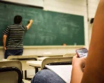 MEC anuncia projeto de lei para vetar o uso de celulares nas escolas