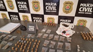 Drogas e armas são localizadas pela Polícia Civil em casa em Pará de Minas