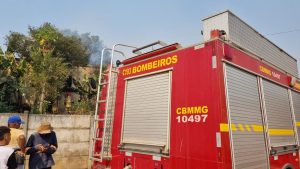 Casa é tomada pelas chamas no bairro Interlagos em Divinópolis
