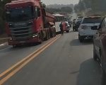Acidente com carretas, ônibus e caminhão deixa pessoa ferida na MG-050, em Itaúna