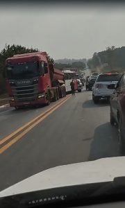 Acidente com carretas, ônibus e caminhão deixa pessoa ferida na MG-050, em Itaúna