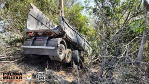 Homem dorme ao volante e bate em árvores na BR-354 em Iguatama
