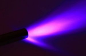 Voc&ecirc; conhece a luz negra? Entenda suas funcionalidades