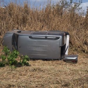 Carro cai em barranco e deixa 2 mulheres e 2 crian&ccedil;as feridas em Divin&oacute;polis