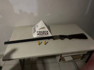 Espingarda debaixo da blusa: homem é preso pela PM em Formiga