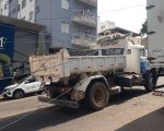 Caminhão caçamba arranca fiação elétrica no Sidil em Divinópolis