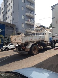 Caminhão caçamba arranca fiação elétrica no Sidil em Divinópolis