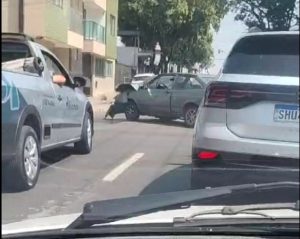Acidente com três carros é registrado na av. Paraná, em Divinópolis