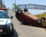 Homem furta carro e capota próximo à BR-262 em Nova Serrana