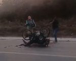 Acidente entre moto e carro deixa ferido na BR-494 em Divinópolis