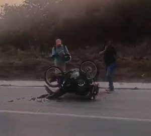 Acidente entre moto e carro deixa ferido na BR-494 em Divinópolis
