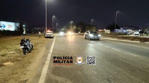 Mulher fica ferida em acidente de moto na BR-494 em Divin&oacute;polis