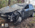 Veículo de carga joga carro em abismo na rodovia de Arcos