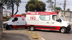 Homem fica ferido ap&oacute;s bater carro em poste em Bom Despacho