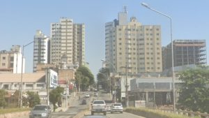 Acidente entre carro e moto deixa dois feridos na rua Goi&aacute;s em Divin&oacute;polis