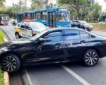 Adolescente bate BMW do pai em mureta no Belvedere, em BH