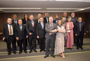 Amagis homenageia ministro e magistrados aposentados