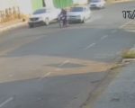 Vídeo: Motociclista é atropelada por carro na av. Paraná, em Divinópolis