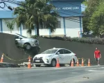 Carro bate em muro de hospital e fica pendurado em BH